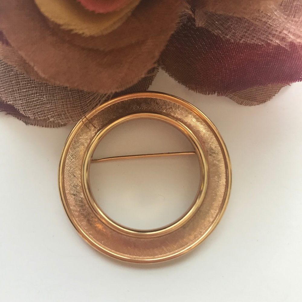 VTG Trifari Gold Tone Infinity Circle Brooch Pin